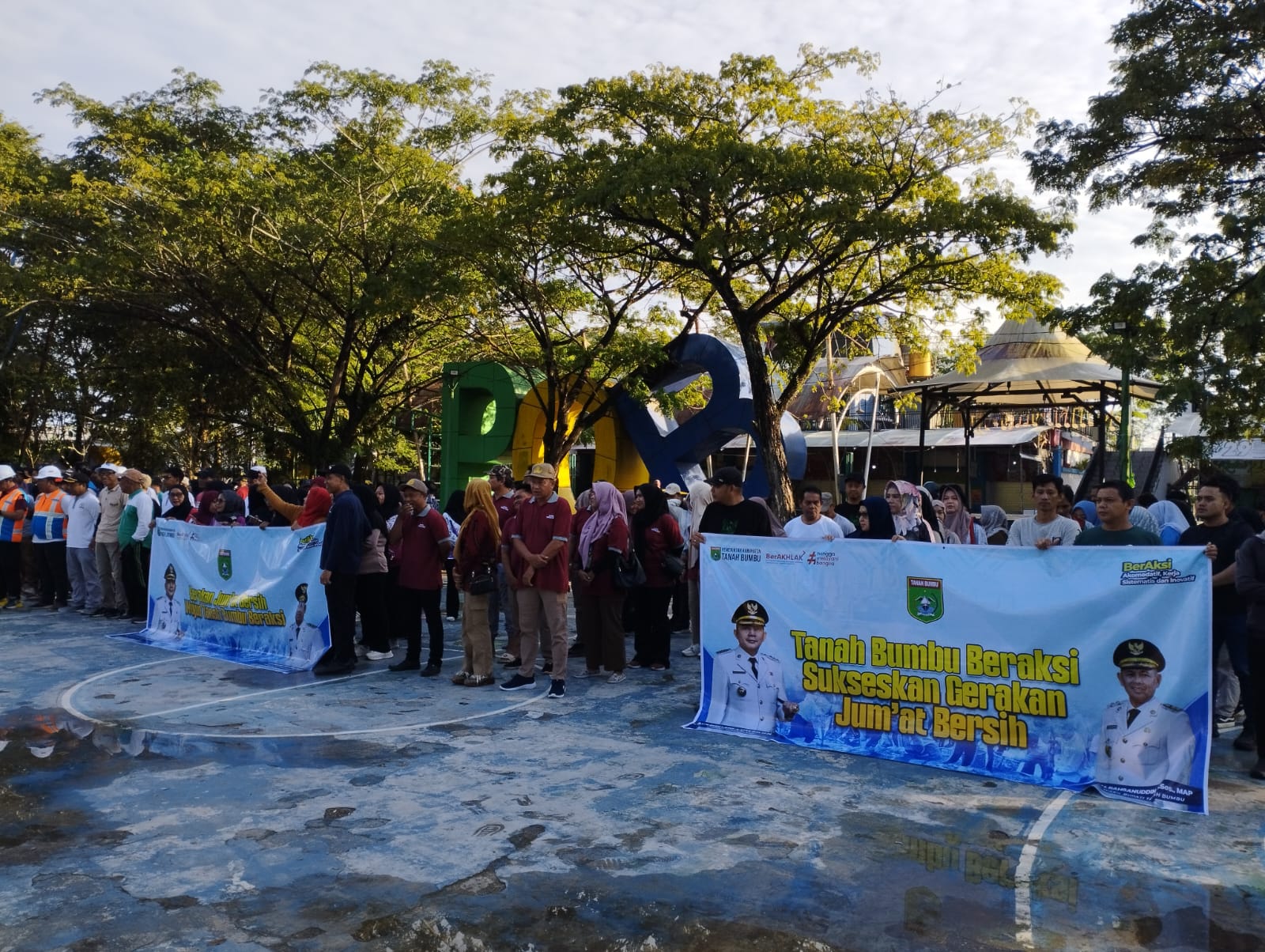 Gerakan Jumat Bersih BerAksi di Taman Education Park Batulicin