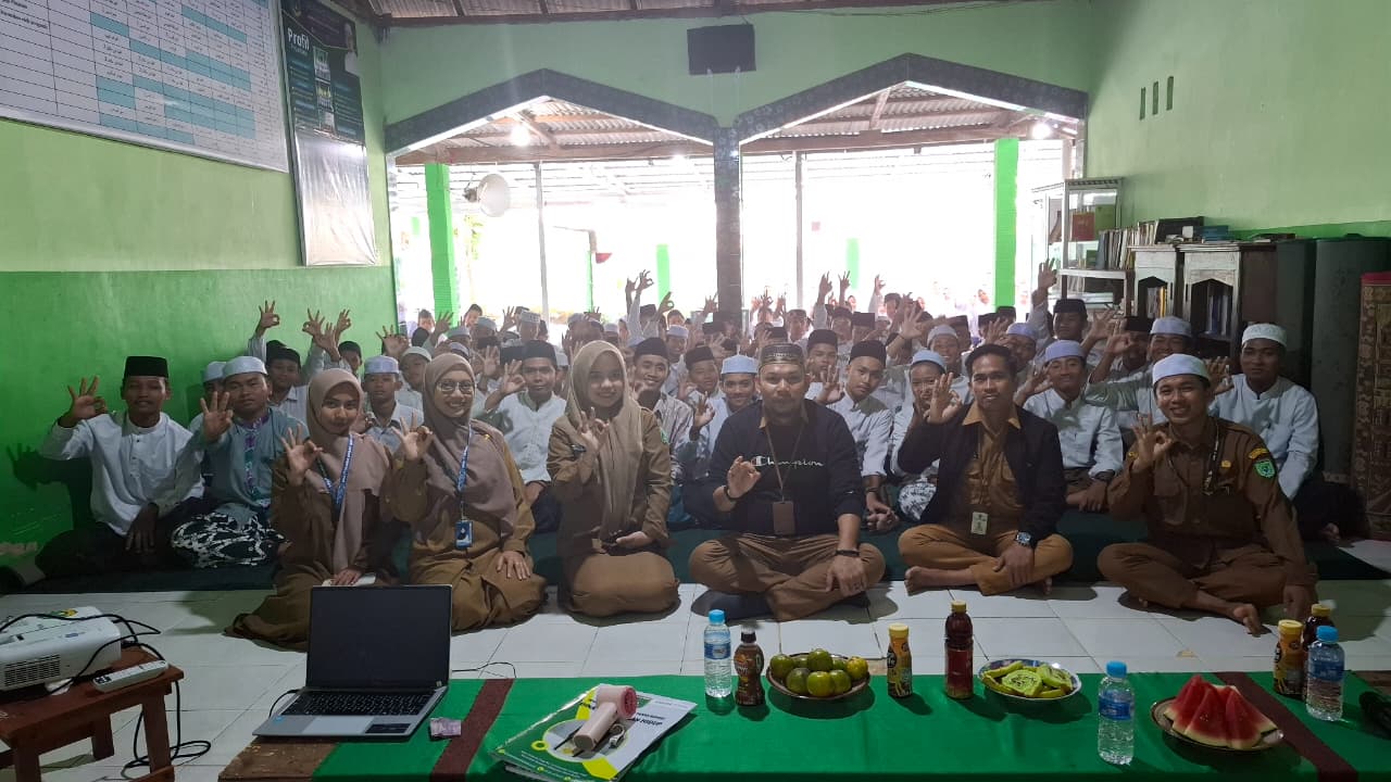 DLH Tanah Bumbu melalui Bidang PSLB3 Melakukan Sosialisasi Tentang Pengelolaan Sampah Mandiri dan Pembentukan Bank Sampah di  Pondok Pesantren Darul Ishlah Assyafiiyah Desa Batu Meranti Kec. Sungai Loban