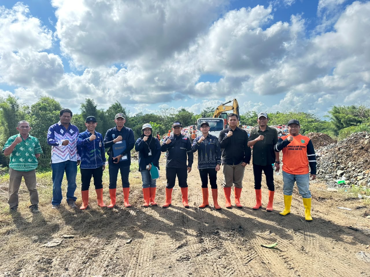 DLH Tanah Bumbu Dampingi Tim Pengawasan KLH/BPLH di TPA Sungai Dua