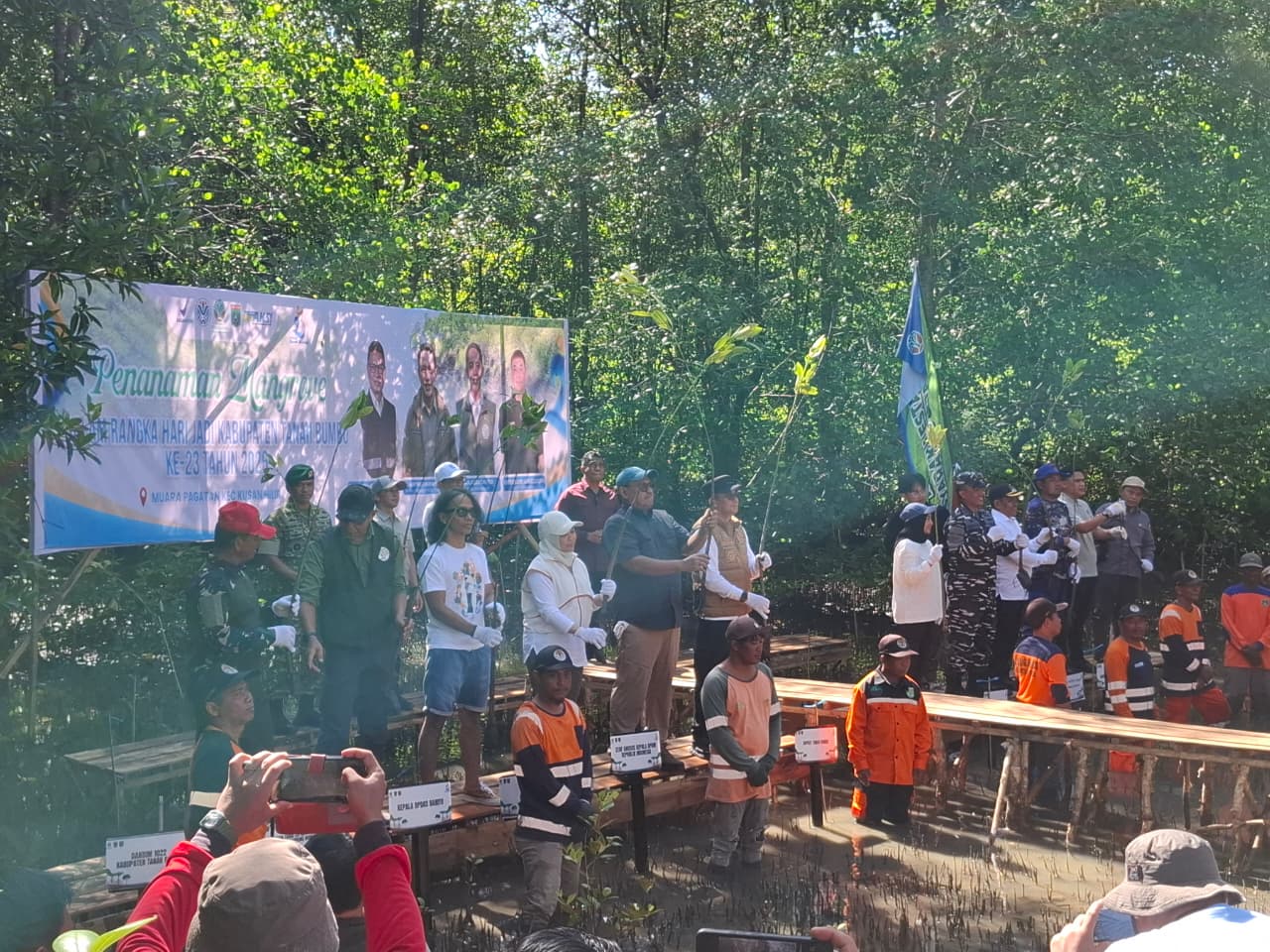 DLH Tanah Bumbu menyelenggarakan kegiatan Penanaman Mangrove di Desa Muara Pagatan, Kecamatan Kusan Hilir