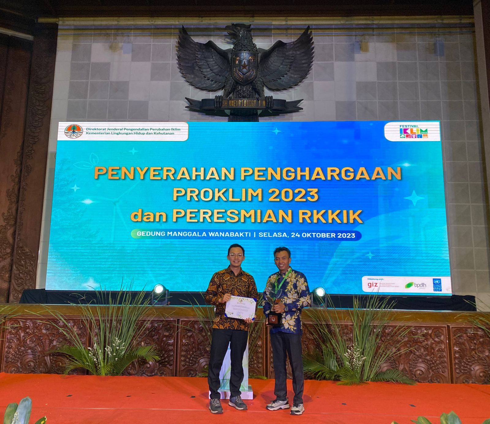 Apresiasi Penghargaan Trophy Kategori Utama Proklim untuk Desa Al Kautsar
