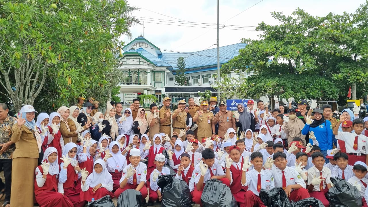Ratusan Pelajar dan Pemerintah Desa Sepunggur Lakukan Aksi Bersih-Bersih dalam Peringatan HPSN 2025