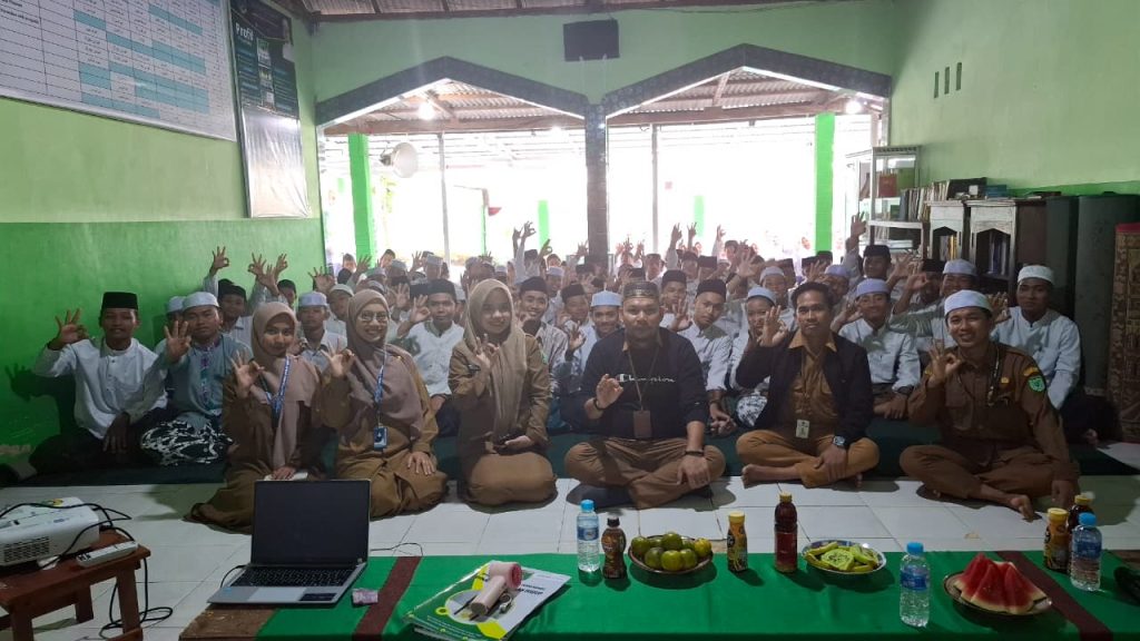DLH Tanah Bumbu melalui Bidang PSLB3 Melakukan Sosialisasi Tentang Pengelolaan Sampah Mandiri dan Pembentukan Bank Sampah di Pondok Pesantren Darul Ishlah Assyafiiyah Desa Batu Meranti Kec. Sungai Loban