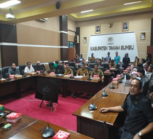 DLH Tanah Bumbu melalui Tim Pelayanan Pengaduan Lingkungan Menghadiri Rapat Dengar Pendapat DPRD Kabupaten Tanah Bumbu
