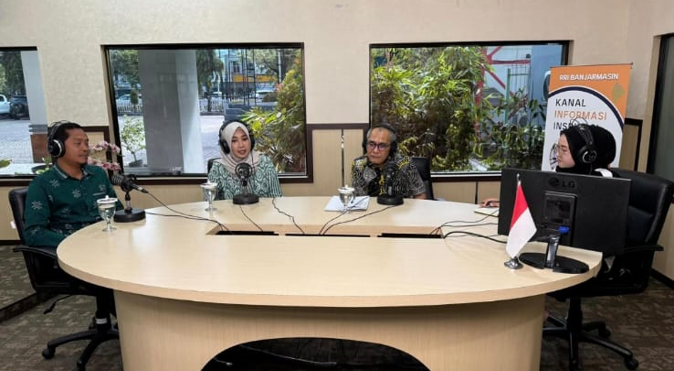 Dialog interaktif dengan topik “Inovasi Peduli Lingkungan dan Tukar Sampah dengan Sembako” di RRI Banjarmasin